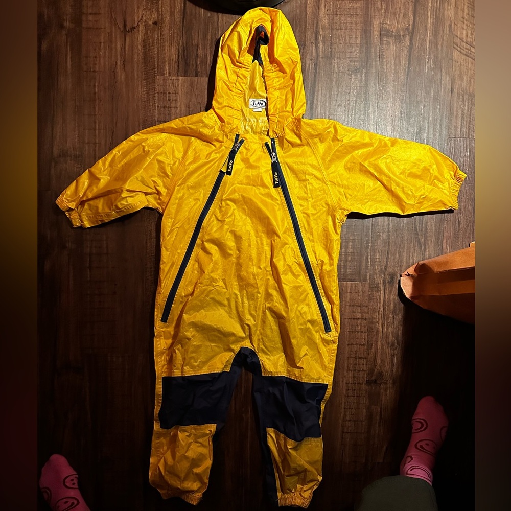 Tuffo “muddy buddy” rain suit. No rips. Good used condition. 5T